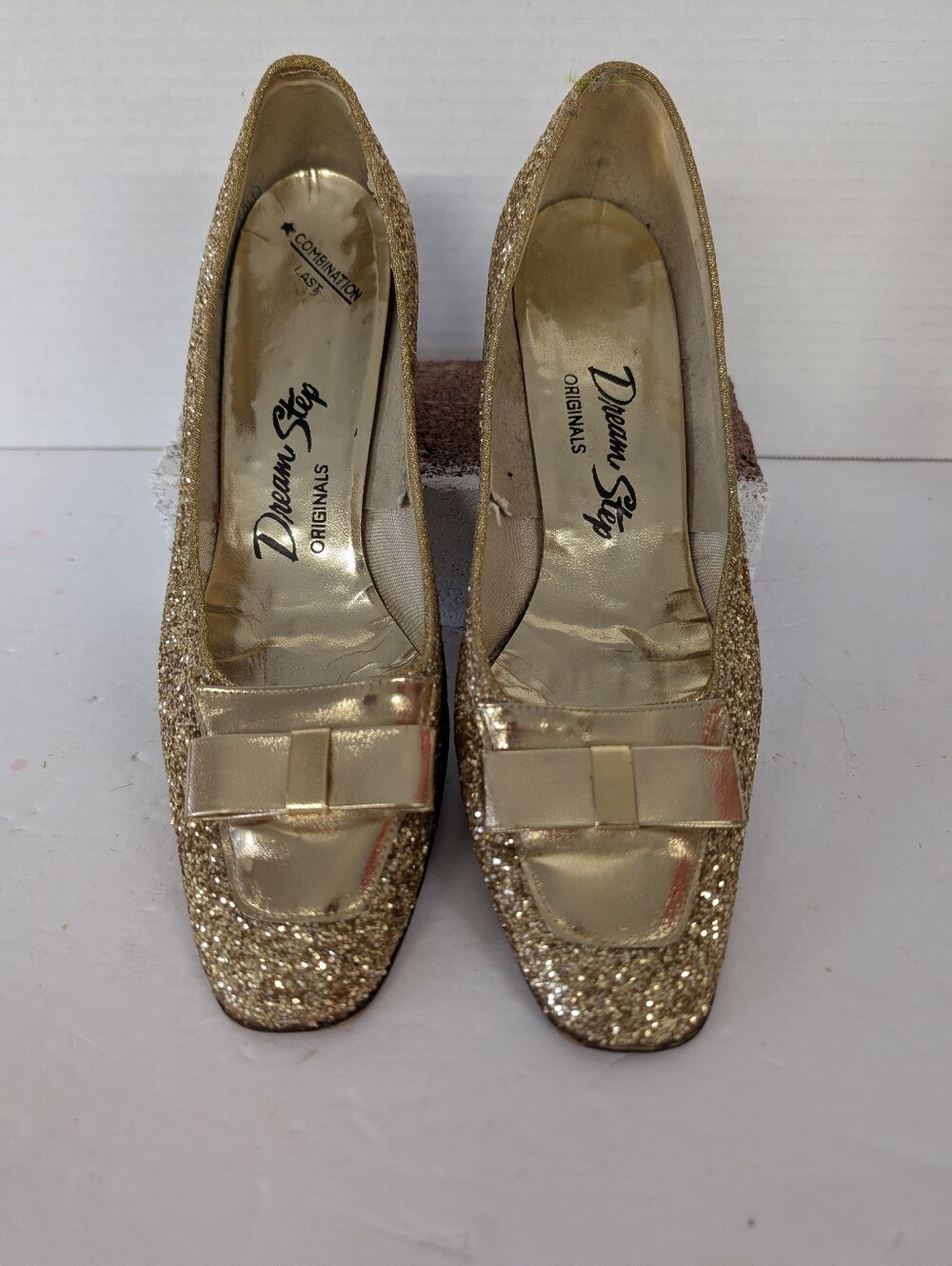 Vintage Shoes Gold Glitter Low Heel Pumps with Bow - 7.5 1960s - Picture 3 of 5